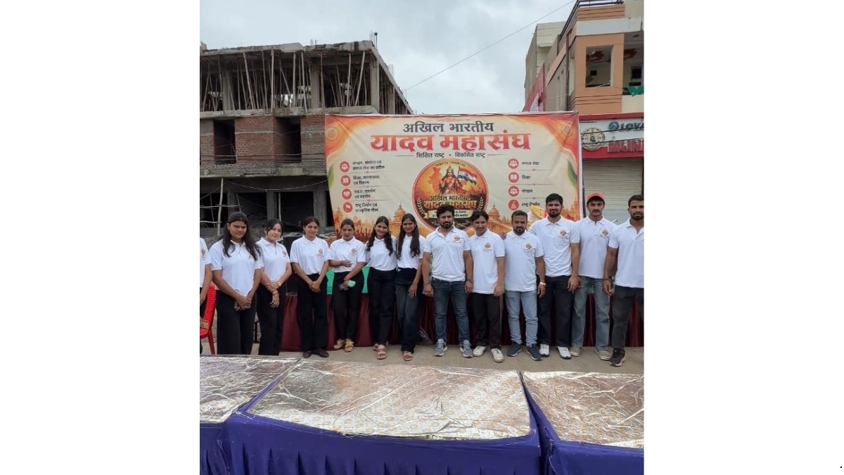 Akhil Bharatiya Yadav Mahasangh Organises Mahaprasadi and Pure Bottled Water Distribution at Ujjain Mahakal on Nag Panchami and Sawan Somwar